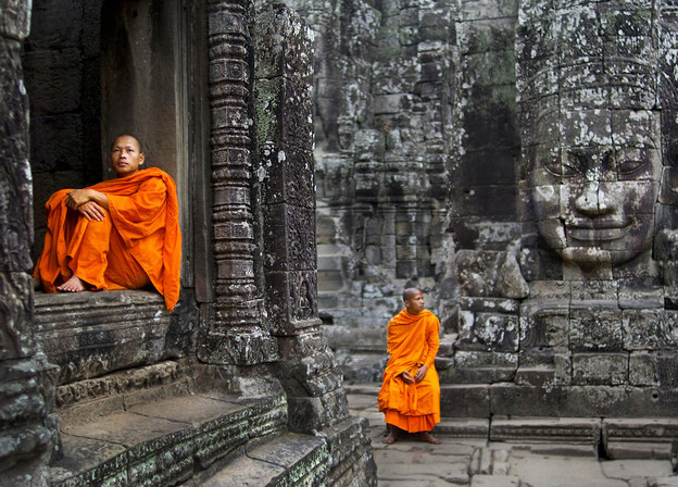 在巴戎寺中休息的僧人，吴哥，柬埔寨