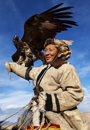 哈萨克族猎人和他的猎鹰，乌列盖，蒙古西部