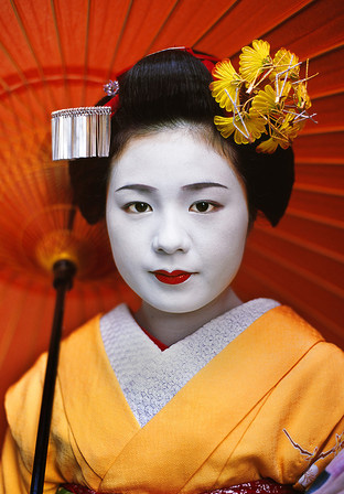 小桃，手持纸伞的艺伎，京都，日本