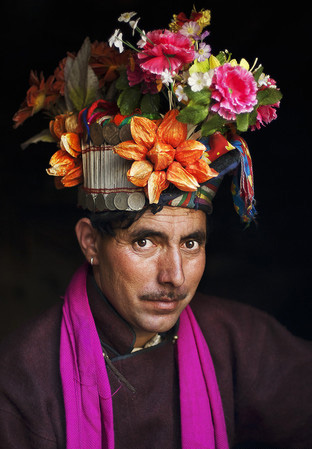 rokpa部落一名身着鲜花饰品的男士，Dahanu谷，拉达克，印度