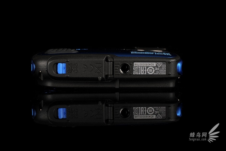 佳能PowerShot D30 底面图