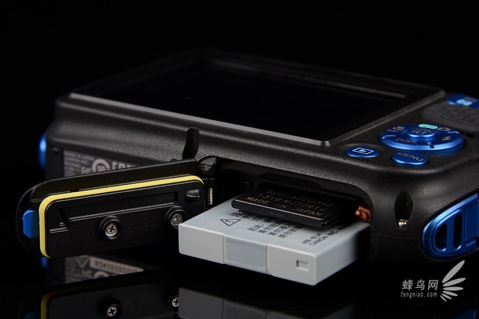 佳能PowerShot D30 电池与储存卡细节图