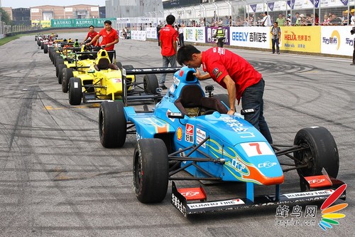 如何使用佳能小三元拍摄动感赛车