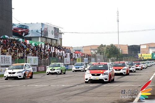 如何使用佳能小三元拍摄动感赛车