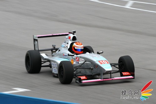 如何使用佳能小三元拍摄动感赛车