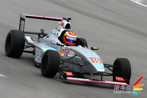 如何使用佳能小三元拍摄动感赛车