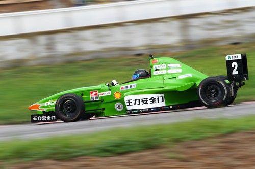 如何使用佳能小三元拍摄动感赛车