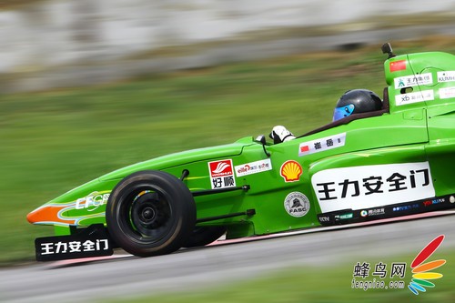 如何使用佳能小三元拍摄动感赛车