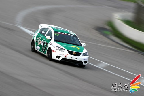 如何使用佳能小三元拍摄动感赛车