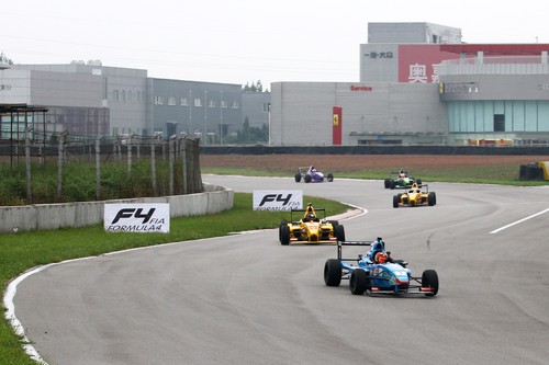 如何拍摄高速赛车 佳能小三元实拍小技巧 如何使用佳能小三元拍摄动感赛车