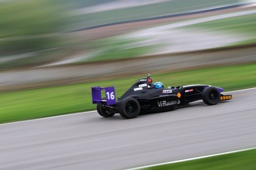 如何拍摄高速赛车 佳能小三元实拍小技巧 如何使用佳能小三元拍摄动感赛车