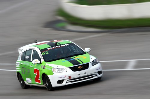 如何拍摄高速赛车 佳能小三元实拍小技巧 如何使用佳能小三元拍摄动感赛车