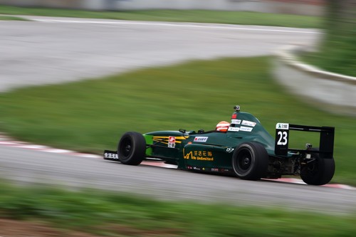 如何拍摄高速赛车 佳能小三元实拍小技巧 如何使用佳能小三元拍摄动感赛车