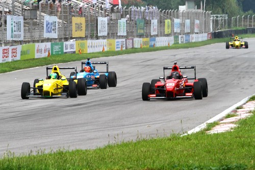 如何拍摄高速赛车 佳能小三元实拍小技巧 如何使用佳能小三元拍摄动感赛车