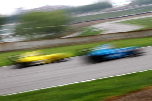 如何拍摄高速赛车 佳能小三元实拍小技巧 如何使用佳能小三元拍摄动感赛车