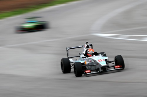 如何拍摄高速赛车 佳能小三元实拍小技巧 如何使用佳能小三元拍摄动感赛车