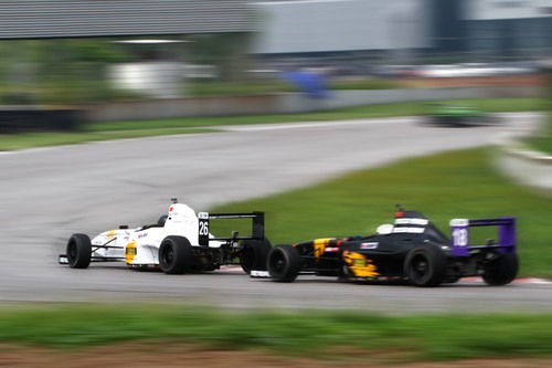 如何拍摄高速赛车 佳能小三元实拍小技巧 如何使用佳能小三元拍摄动感赛车