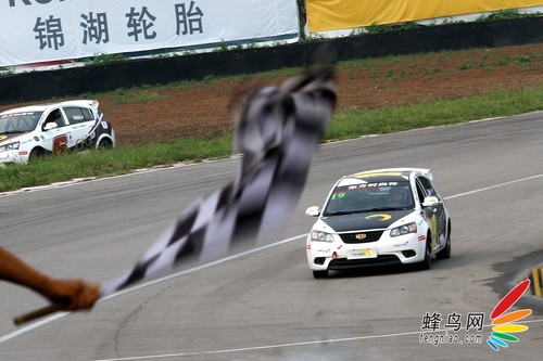 如何拍摄高速赛车 佳能小三元实拍小技巧 如何使用佳能小三元拍摄动感赛车