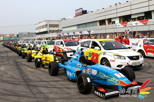 如何拍摄高速赛车 佳能小三元实拍小技巧 如何使用佳能小三元拍摄动感赛车