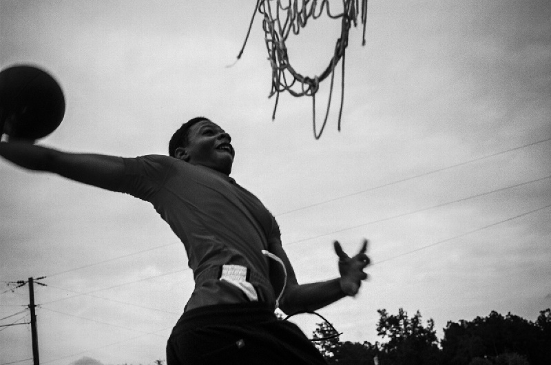 穿过泥土的公路、干涸的河床去冒险