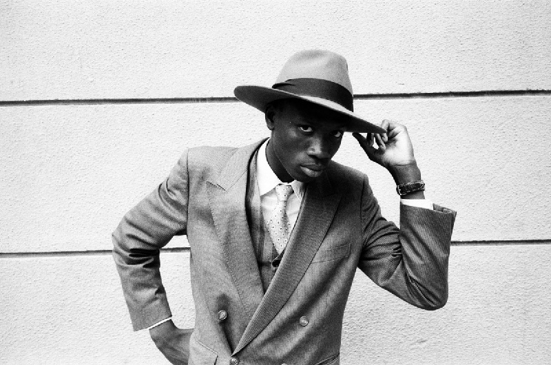 穿过泥土的公路、干涸的河床去冒险