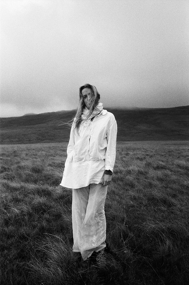 穿过泥土的公路、干涸的河床去冒险