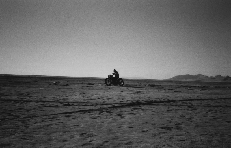 穿过泥土的公路、干涸的河床去冒险