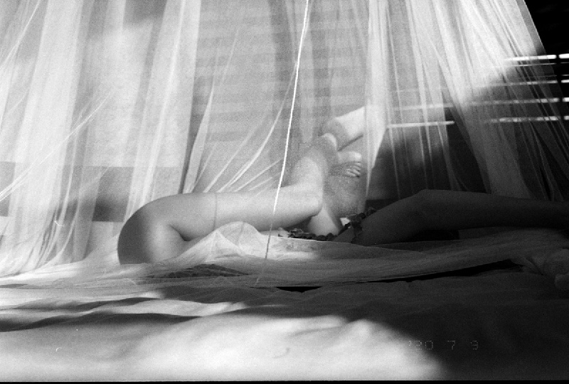 穿过泥土的公路、干涸的河床去冒险