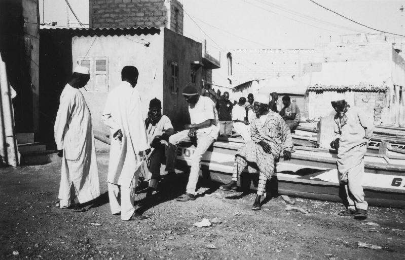 穿过泥土的公路、干涸的河床去冒险