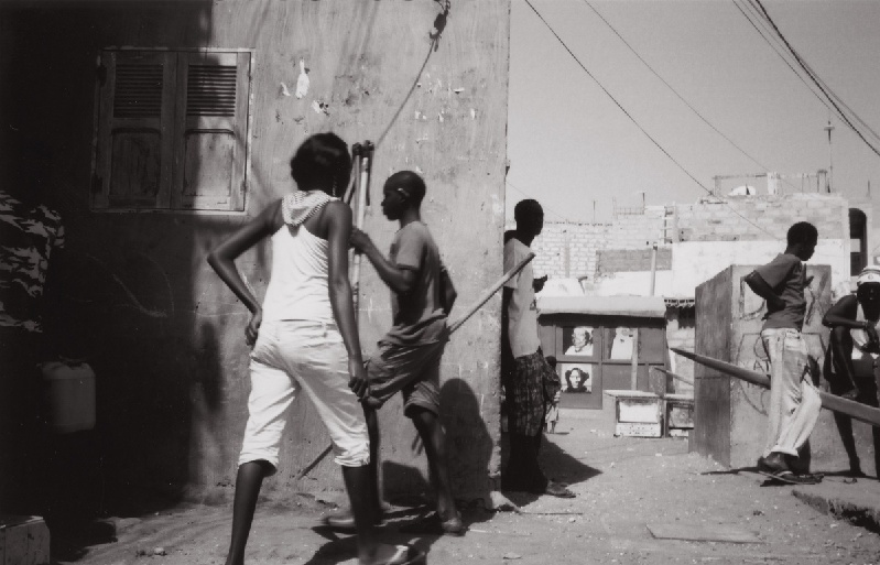 穿过泥土的公路、干涸的河床去冒险