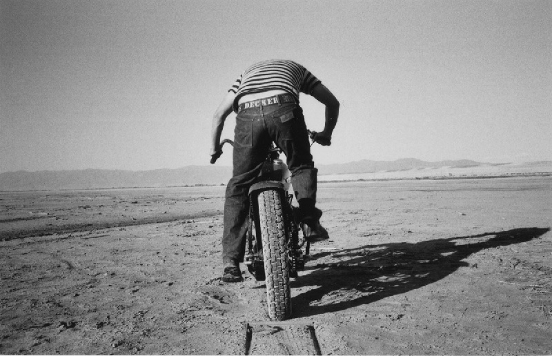 穿过泥土的公路、干涸的河床去冒险