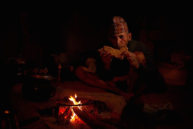 Andrew Newey:尼泊尔采蜂人 8e1885be7499c8ae.jpg