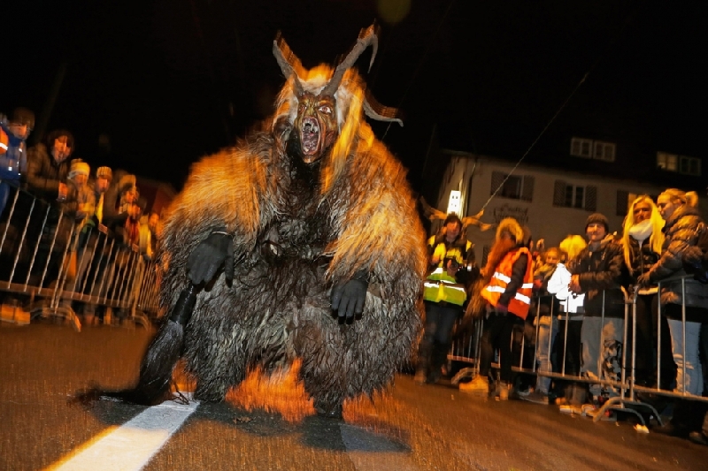 Krampus:惩罚孩子的圣诞老人 155.jpg