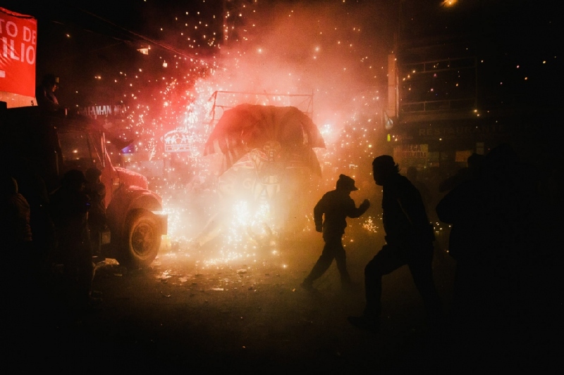 色彩斑斓，墨西哥烟火节