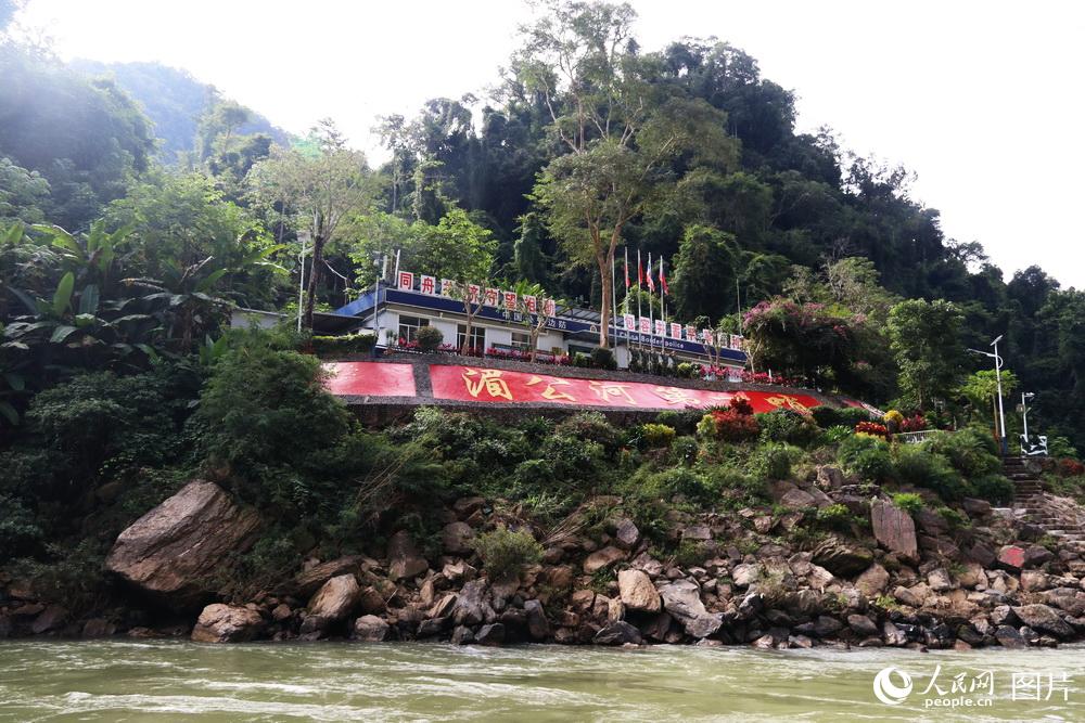 图25 经过38小时、520多公里的航行，联巡编队于12月29日中午返回关累港。途径旱泉滩警务站，被称为中国湄公河第一哨的公安边防干警以崇高的敬礼欢迎联巡编队凯旋。