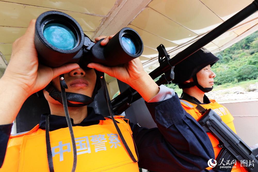 图10 在艇首战位值勤要不断地密切观察、及时报告。