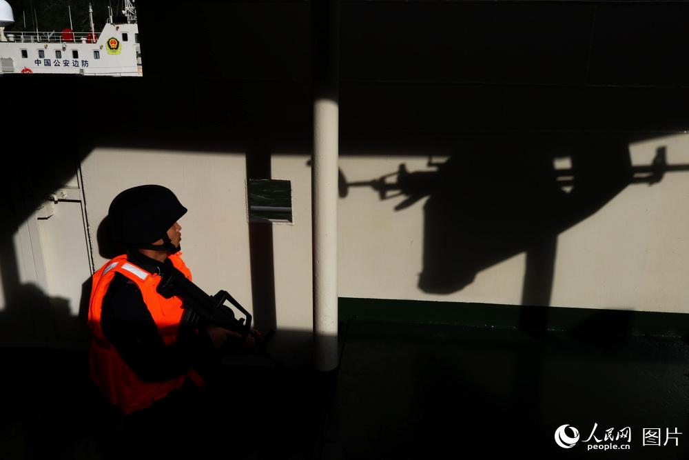 图11 在船艇通过礁石浅滩窄道等危险航道时，舱内战位值勤警察高度戒备。