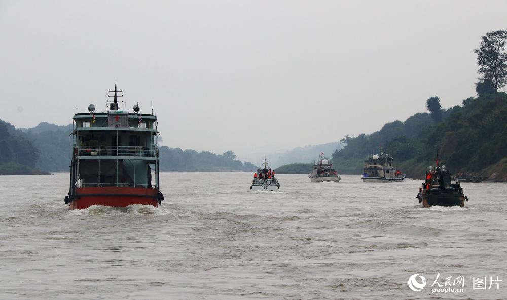 图14 联巡编队和货运商船。左侧为货运商船，右侧前面两艘大船为中国巡逻艇，中间白色小艇是缅甸巡逻艇，后边迷彩艇为老挝巡逻艇。