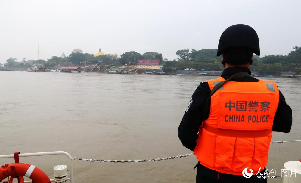 图23 联巡编队在老缅泰湄公河交汇处转弯折返。右侧大金塔是老挝金三角经济特区的标志性建筑。