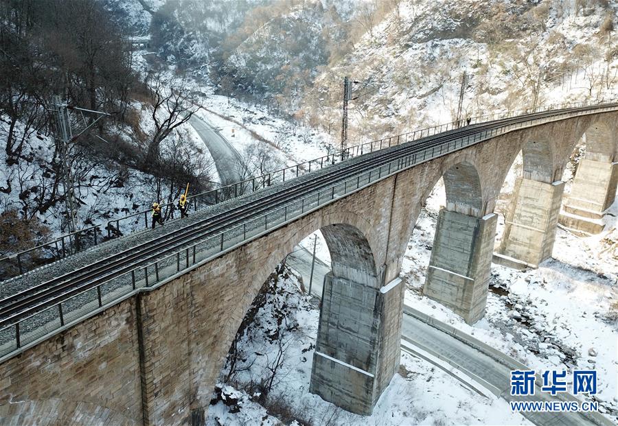 #（社会）（1）春运守护者——秦岭深处的“打冰人”