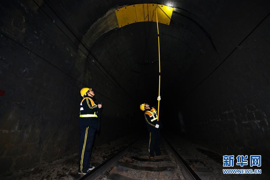 #（社会）（4）春运守护者——秦岭深处的“打冰人”