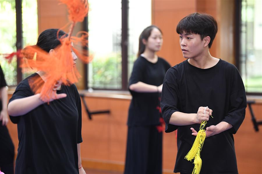 （图片故事）（4）矢志追梦：越剧学校里的唯一男小生