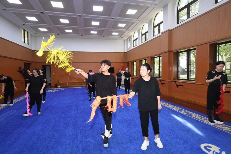 （图片故事）（2）矢志追梦：越剧学校里的唯一男小生