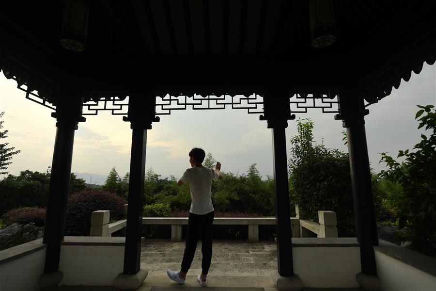 （图片故事）（9）矢志追梦：越剧学校里的唯一男小生