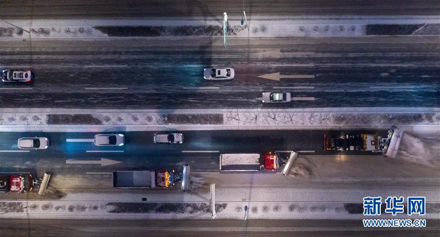 吉林长春:大雪袭城 环卫上阵 (社会)(1)吉林长春:大雪袭城 环卫上阵