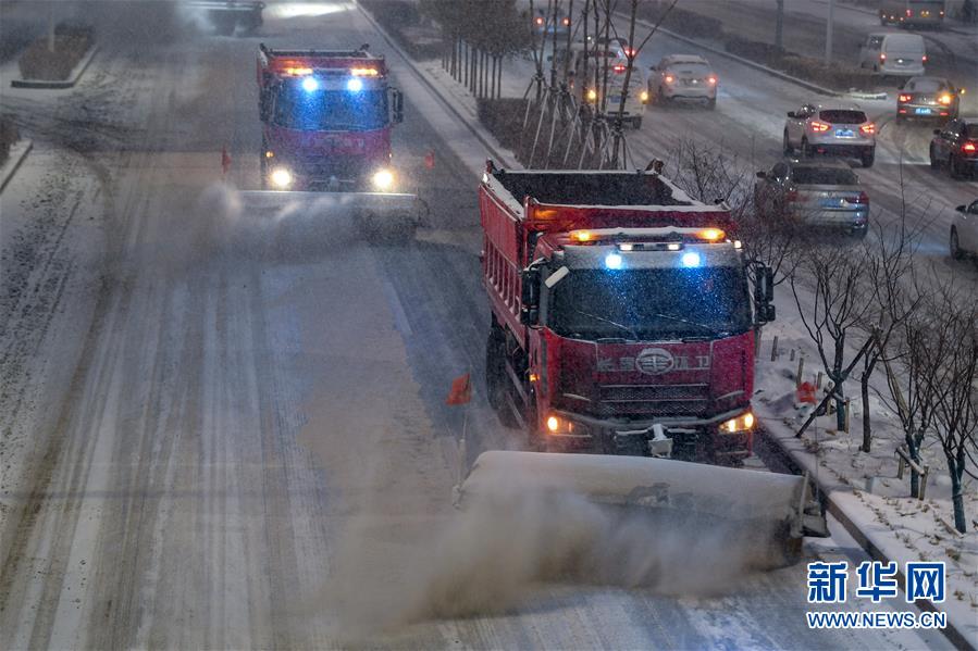 吉林长春:大雪袭城 环卫上阵 (社会)(2)吉林长春:大雪袭城 环卫上阵