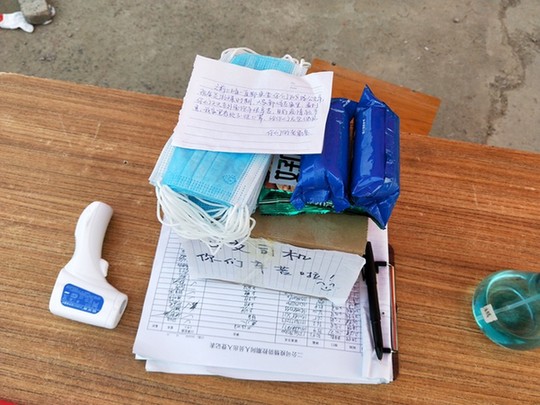 市民用无人机给公交车长送口罩 并留纸条:辛苦了