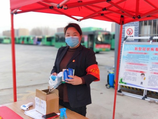 市民用无人机给公交车长送口罩 并留纸条:辛苦了