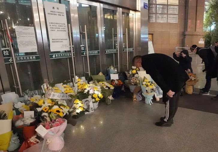 ↑ 2月7日晚，市民自发到武汉中心医院悼念李文亮医生。