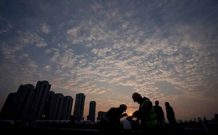 ↑ 2月5日，工人在武汉雷神山医院建设工地施工。